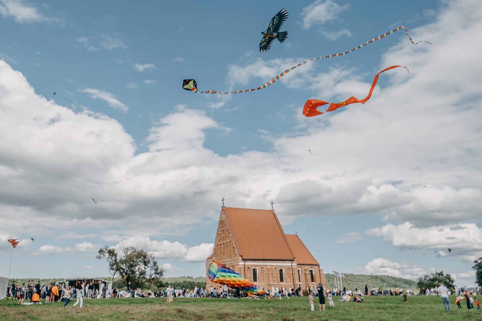 Renginys prie bažnyčios