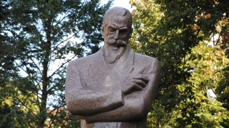 Paminklas Juozui Naujaliui atminti