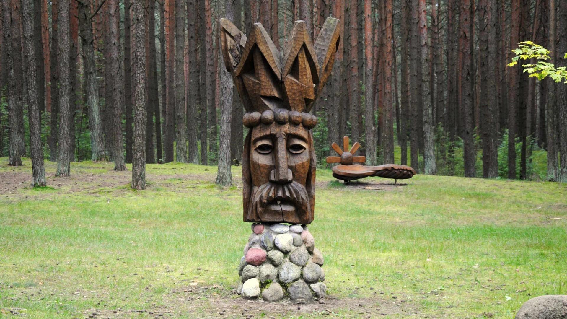 Vinco Mykolaičio - Putino skulptūrinių suolelių parkas 2