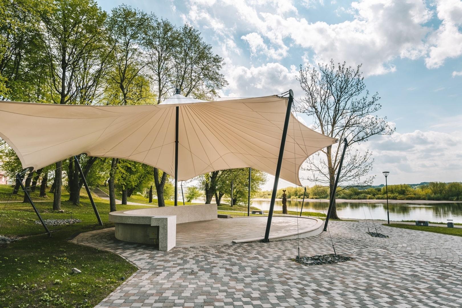 Aikštė sukurta džiazo legendai Louisui Armstrongui atminti. Čia įrengtas modernus amfiteatras renginiams, sumontuoti muzikos automatai: jums tereikės paspausti mygtuką, ir nuskambės „Summertime“, „What a Wonderful World“, „Moon River“, „Georgia on My Mind“ – iš viso 13 kūrinių. Aikštės erdves projektavo architektė Violeta Beigienė, o L. Armstrongui skirtą bareljefą sukūrė skulptorius Stasys Žirgulis. Louiso Armstrongo aikštė